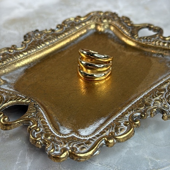 Elegant Gold-Tone Women's Ring - Picture 5 of 6